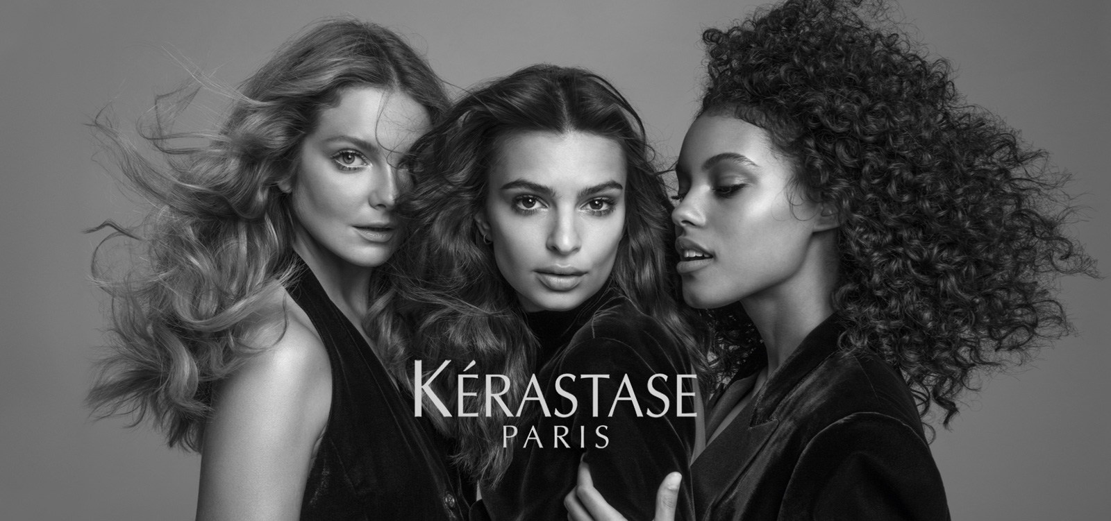 kerastase ürünlerin reklamını yapan üç güzel kadın, resim siyah beyaz çekimi