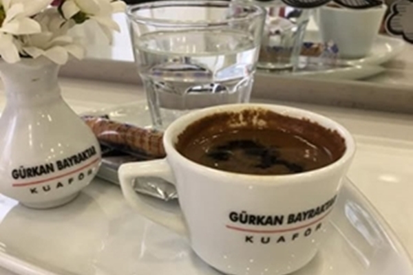 gürkan bayraktar salonunda bir kahve molası
