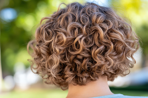 yakın çekim saçlara focus yapmış