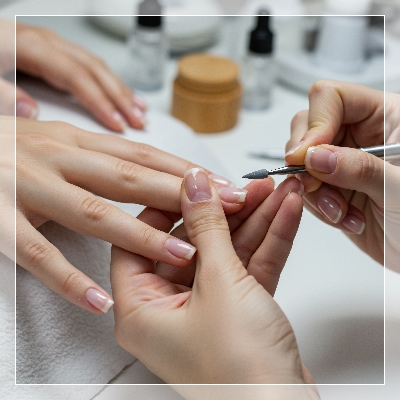 tırnak tasarım veya nail art yaptıran bir kadın yakın çekim
