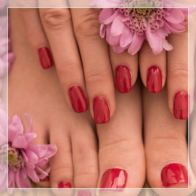 tırnak tasarım nail art kırmız ojeli ayak ve eller yakın çekim