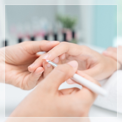 tırnak tasarım veya nail art yaptıran bir kadın tırnak altı temizlik ve bakımı esnasında çekilen resim